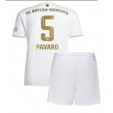 Bayern Munich Benjamin Pavard #5 Bortedraktsett Barn 2022-23 Kortermet (+ korte bukser)